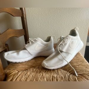NIKE Roshe white performance shoe Size 9.5